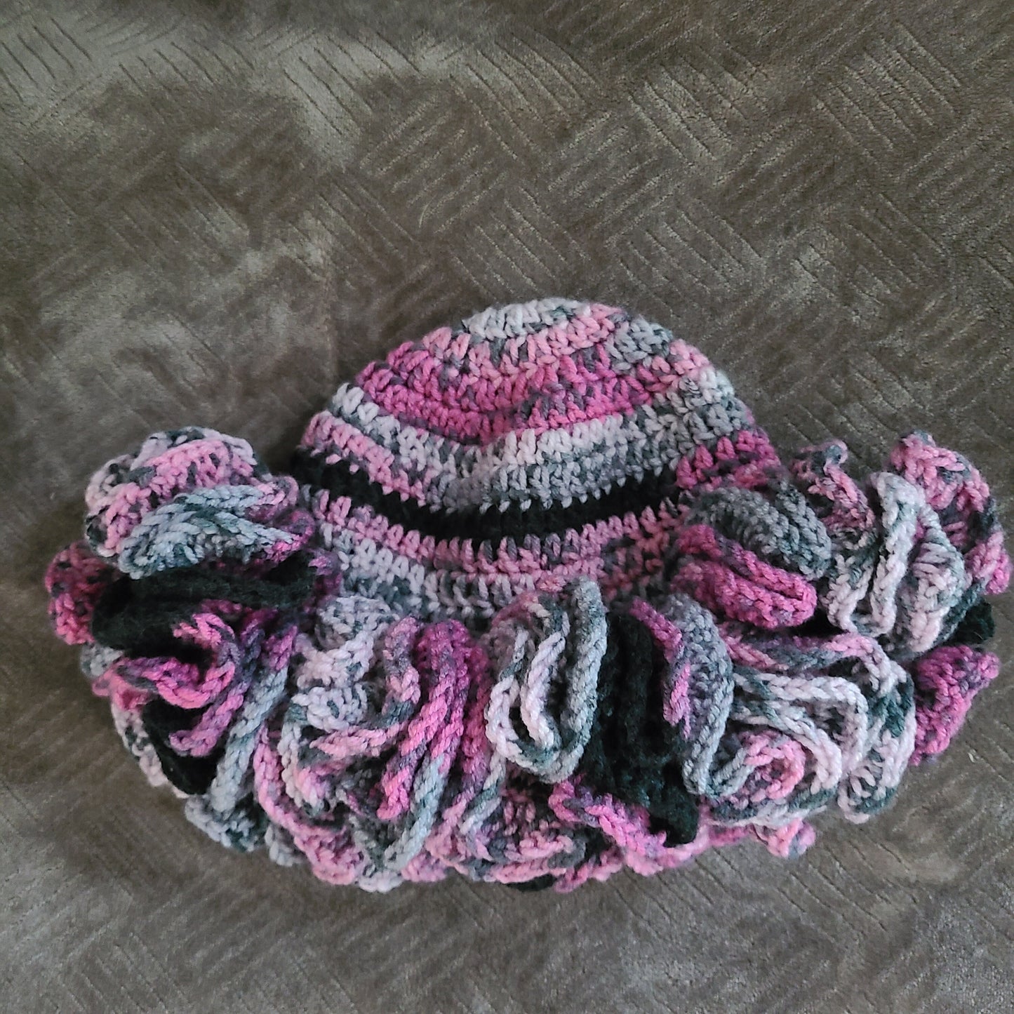 Ruffle crochet beanie (DEEP Wave) ruffled bennie (Zora)