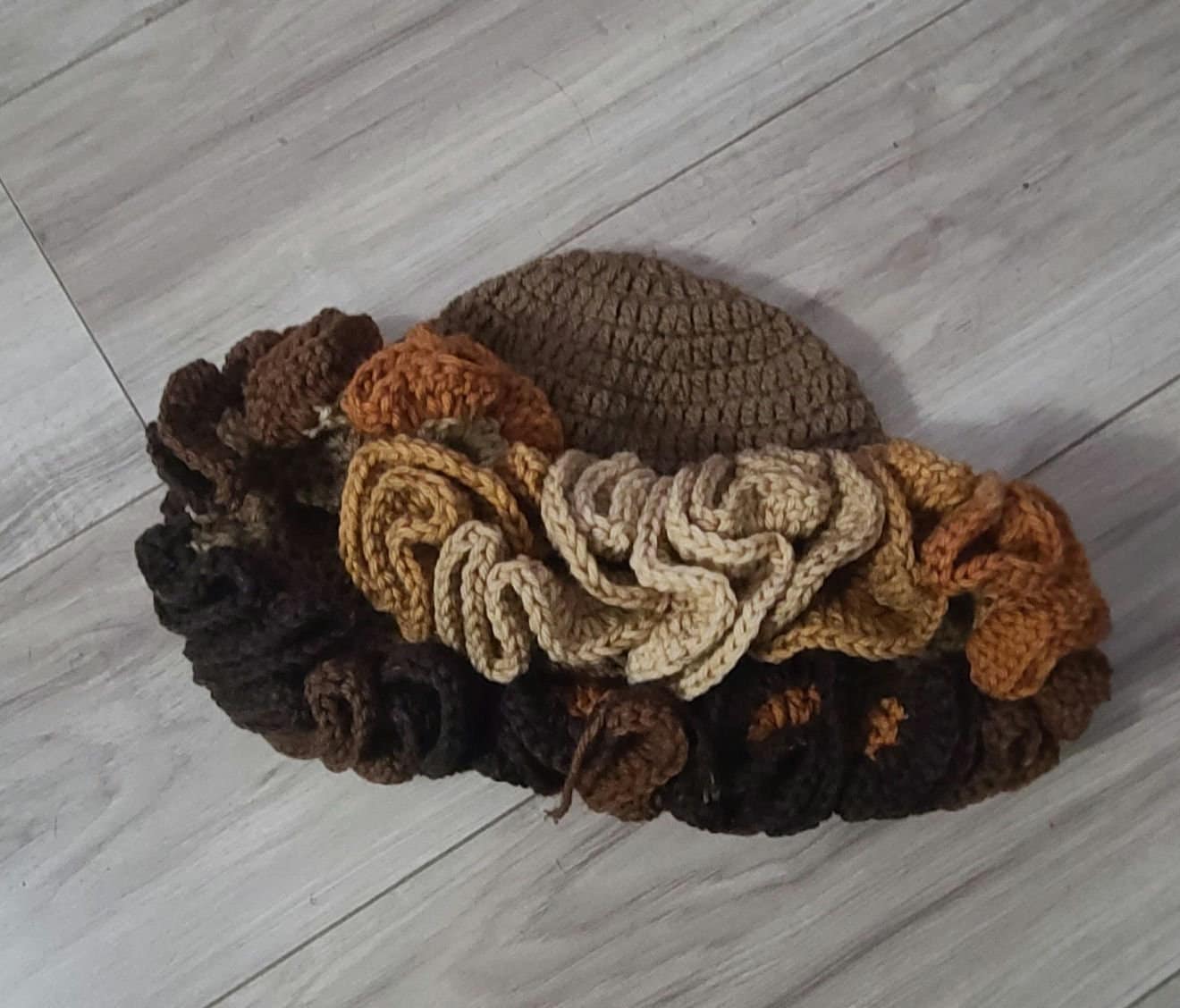 Ruffle crochet beanie (DEEP Wave) ruffled bennie, (Latte stripes)